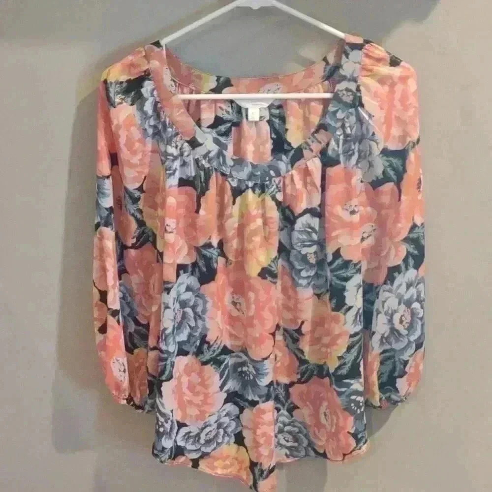 Lauren Conrad women's Xsmall Peach and Blue flowered 3/4 sleeve shimmer Blouse